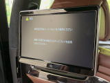 【リヤエンターテインメントシステム】後席にお座りの方も大満足の専用装備。ファーストクラスのような音響システムと、大画面のモニターで移動中もDVD等をお楽しみいただけます。