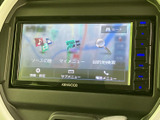 目的地検索やソース切替などの項目が画面に整理され、使いたい機能を選びやすい構成です。タッチ操作で必要なメニューにアクセスでき、移動の準備や車内での音楽再生にも役立ちます。