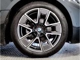 【BMWアロイホイル】軽量かつ強度に拘ったアロイホイル。走行性能ポテンシャルを引き出す設計。車の足元を引き締めてくれる大きなポイントはアロイホイルです。