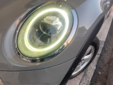 ●LEDヘッドライト:夜間走行時も良好な視界を確保し安心して運転できる高輝度LEDヘッドライトを装備!点灯速度が早く、消費電力も抑えられています。