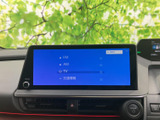 FM・AMラジオやテレビ、交通情報などの選択項目が画面に並び、利用したい音源を見つけやすい構成です。表示がすっきりまとまり、日常の移動中にも扱いやすい装備です。