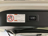 パワーバックドアは荷物の出し入れがしやすい優れものです!スイッチひとつで重いバックドアが締まります!日用品の大量買い出しにも大活躍します!