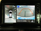 後方の映像に加えて車両周囲の表示も確認でき、駐車時の周辺確認をサポートします。画面上のガイド線も目安にしながら、障害物との距離に注意して操作できます。