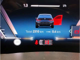 【メーターパネル】最も重要なスピード・メーターとタコ・メーターとを共に同じ位置に最大限の大きさで配置。ドライビング中のドライバーの視線を可能な限り逸らす事無く安心安全なドライビングをしてもらう拘りです