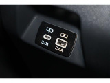 後部座席にもUSB出力電源を装備。後席に座るご家族や、同乗者の方にも使って頂けます。