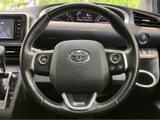 ステアリングには複数のスイッチが備わり、手元で車内の機能を扱える便利なつくりです。正面にはメーターも見渡せる位置にあり、運転姿勢を保ちながら必要な操作を行えます。