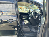 運転席まわりは前方の視界が広く、周囲を確認しやすいレイアウトです。ゆったりとしたシートに腰掛けて過ごせるほか、助手席側にも余裕があり、前席の同乗者にも快適な空間です。