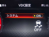 【横滑り防止】ハンドル操作や滑りやすい路面を走行中、横滑りを感知すると自動的に車両の進行を保つよう制御!