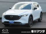 ミドルサイズSUV「CX-5」が入荷しました。白い車体に、黒のホイールとドアミラーでスポーティな一台です。駆動方式がAWDで走破性も魅力的です。