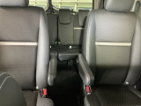 車外に出なくても運転席から3列目シートまで移動が可能です。子育てや荷物が多いときなど利便性が高いです