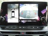 アラウンドビューモニターは、車両を上から見たような映像で周囲を確認できます。駐車時の安全確認をサポートします。
