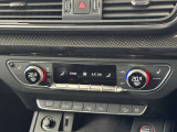 運転席、助手席を別々に温度調整できるオートエアコン。