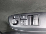 運転席からも操作可能な前席パワーウィンドウが装備されています。
