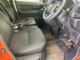 運転席まわりは着座位置から前方を見渡しやすく、足元にもゆとりを感じられる空間です。シートや床面は落ち着いた色合いでまとめられ、毎日の移動にもなじみやすい室内です。