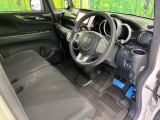 運転席まわりには十分なスペースがあり、大柄な方でもゆったり運転していただける環境です。