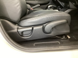 【前席】運転席にはシート高を調整できるハイトアジャスターが装備され、幅広いシートポジションの設定が可能になっております♪
