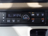 運転席からも手が届きやすく、操作しやすい空調コントロールパネル。オートエアコンなので操作の煩わしさが無くオールシーズン快適にドライブできます。快適空間で運転に集中できますね。