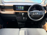 広々とした運転席で快適なドライブをお楽しみください