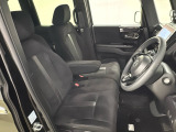 座面も厚みがあり背もたれも高く、広い足元にゆったり座れるシートです。運転席と助手席の間が空いている為、助手席側への移動がスムーズです。交通量の多い道でも助手席側から乗り降りができます。