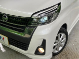 【LEDヘッドライト】悪天候や夜間走行時も良好な視界を確保し安心して運転できる高輝度LEDヘッドライトを装備!点灯速度が早く、消費電力も抑えられています。