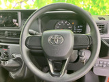 手元に収まりやすい形状で、運転姿勢を整えやすいステアリングです。中央のホーンや周囲のレイアウトも分かりやすく、毎日の運転を自然にサポートします。