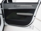 運転席ドアの全景です。ウインドースイッチはセンターコンソールに、スピーカーはサウンドバーにしてドアパネルの部品や配線を削減。リサイクル素材を多用し、質感や模様を活かしてモダンさを演出しています。