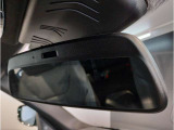 BMWではルームミラーの裏側にETCの車載器が内蔵されており、別途で車載器の購入必要なしで非常にスマート。皆様が驚かれるポイントのでもあります