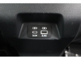 リヤシートからでも使いやすい位置にUSB電源ソケット付いてます。