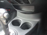 乗車中にホッと一息、ドリンクホルダーもありますよ!ドリンクだけでなく小物類も収納できますよ