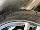 純正18インチアルミホイール。リヤは255/40R18