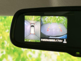 後方の映像に加えて車両周辺を俯瞰した表示も確認でき、駐車時の周囲確認をサポートします。目安となるガイド表示もあり、見通しにくい場所での後退や駐車を補助してくれる便利な装備です。