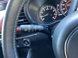 レバーをAUTOの位置にしているとき、レインセンサーが雨を感知すると、雨量に応じてワイパーが自動で作動してくれるオートワイパーを装備!設定変更で非作動にすると、間欠作動に固定されます。