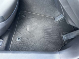 運転席フロアマット使用感ありますが、目立った汚れや破れなし。新品マットへの交換も承りますのでお気軽にご相談ください。