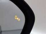 隣車線を走る車両をレーダーで検知し、ドアミラーでは確認しにくい後側方エリアに存在する車両に加え、急接近してくる車両も検知します。車両を検知するとドアミラーに搭載されたLEDインジケーターが点灯します。