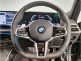 【ハンドル】ドライバーとBMW車の一体感がダイレクトに伝わるステアリングホイール。形状・太さへの拘りに加えて、操作性を高める為にスイッチ類も配置。クイックかつ安定のドライビングを体感下さい!