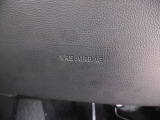 ニーエアバッグは、運転席の足元に装備されています。