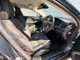 WHIPSは追突事故でむち打ち症を効果的に防ぐボルボのセーフティイノベーションです。衝撃を受けるとフロントシートのバックレストとヘッドレスト全体が乗員と一緒に動いて頸部をサポートします。