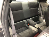 【後部座席】も当然、綺麗・清潔に仕上げております。内装の綺麗なお車は気持ちが良いですし、コンディションのいい車が多いです。これもオススメの1台です。