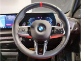 【ハンドル】ドライバーとBMW車の一体感がダイレクトに伝わるステアリングホイール。形状・太さへの拘りに加えて、操作性を高める為にスイッチ類も配置。クイックかつ安定のドライビングを体感下さい!