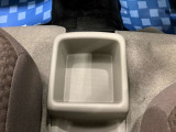 【運転席ドア】ドリンクホルダーと収納ポケットがあります。