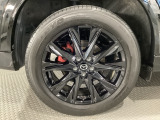 タイヤサイズは225/55R19となります。専用のブラックメタリック塗装のホイールがカッコいい!