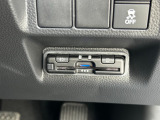 有料道路をキャッシュレスで通行できるETC車載器付きです。運転席足元に設置されています。ETCセットアップ費用は含まれておりません。別途必要となります。