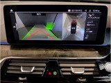 【全周囲カメラ】全周囲カメラ装備車両で御座いますので、狭い駐車スペースでもお車の全体図が確認でき、障害物との接触を未然に防ぐことが可能です。