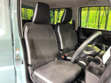 運転席まわりには十分なスペースがあり、大柄な方でもゆったり運転していただける環境です。