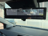 インテリジェントルームミラーです。人や物で視界が遮られてても、車体後部のカメラ映像に切り替えることにより、クリアな後方視界を実現しています。