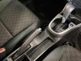 シンプルでとても使いやすいフロアシフトに、パーキングブレーキはハンドタイプのサイドブレーキです。