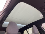 【パノラマガラスルーフ】固定式のガラスルーフで明るい車内空間を演出。日差しの強い日は電動スライドカーテンで調整するなど、季節を問わず開放的なドライブをお楽しみいただけます。