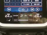 画面下部には空調の温度や風向き、シート関連の表示が並び、状態をまとめて確認できます。タッチ操作で項目を選びやすく、乗員それぞれの快適さを整える際にも便利です。