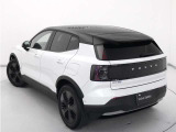 Volvo Cars appで車にリモートアクセスして、空調機能の操作や車の施錠・開錠、ソフトウェア更新などが可能です。エアコンやシートヒーターを操作して、出発前に車内を快適な温度に整えられます。