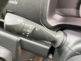 レバーに各操作位置が表示されており、必要な設定を確認しやすい仕様です。雨天時など状況に応じて使い分けやすく、運転中の視界確保をサポートします。